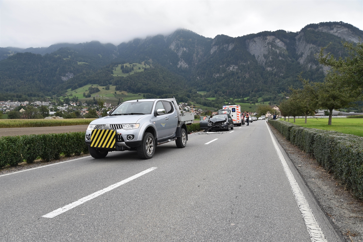 Total beschädigter Personenwagen und auf der Fahrbahn abgestelltes Fahrzeug des Arbeiters