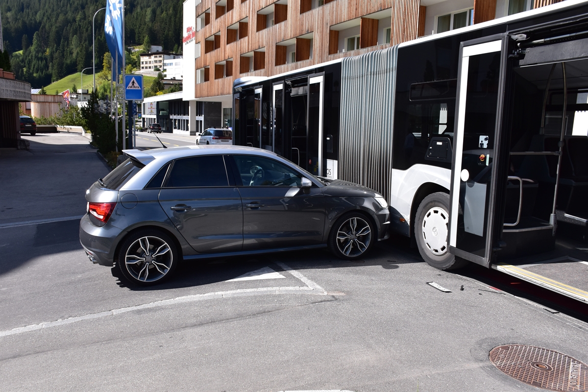 Rechts im Bild der Linienbus, links davon auf einer Querstrasse das Auto. Dieses steht mit der Front direkt an der rechten Seite des Busses.