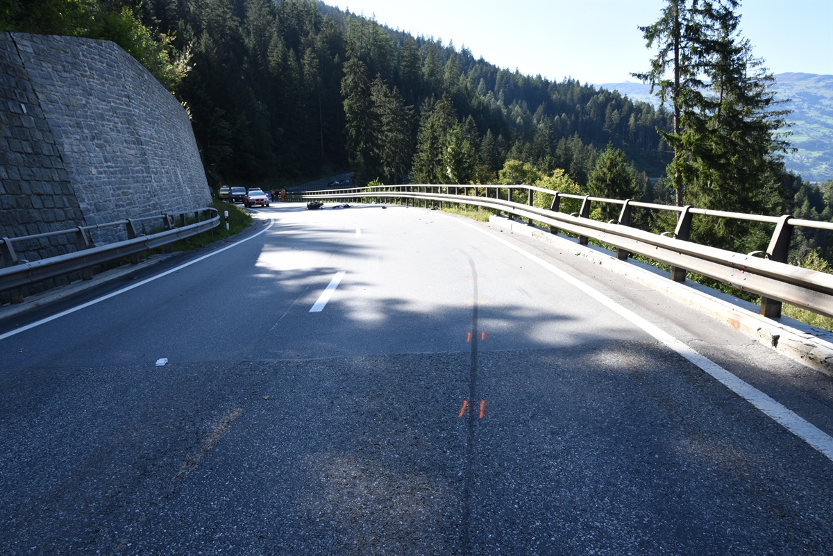 Die Linkskurve, in welcher der Lernfahrer stürzte. Das Motorrad liegt am Boden.