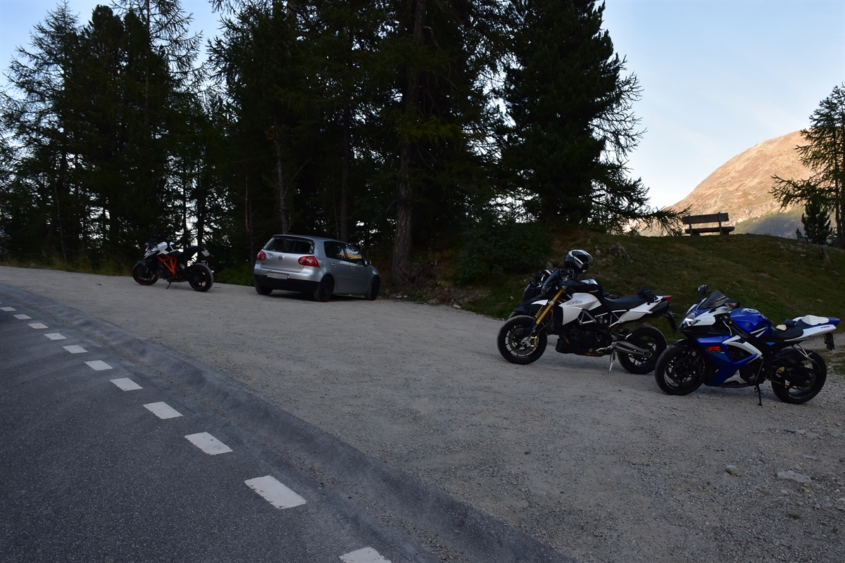 Der Ausstellplatz, rechts drei Motorräder, links davon das beschädigte Auto, weiter links nochmals ein Motorrad.