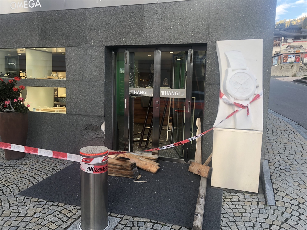 Aufgebrochene Eingangstür der Bijouterie. Sie ist mit Absperrband abgegrenzt.