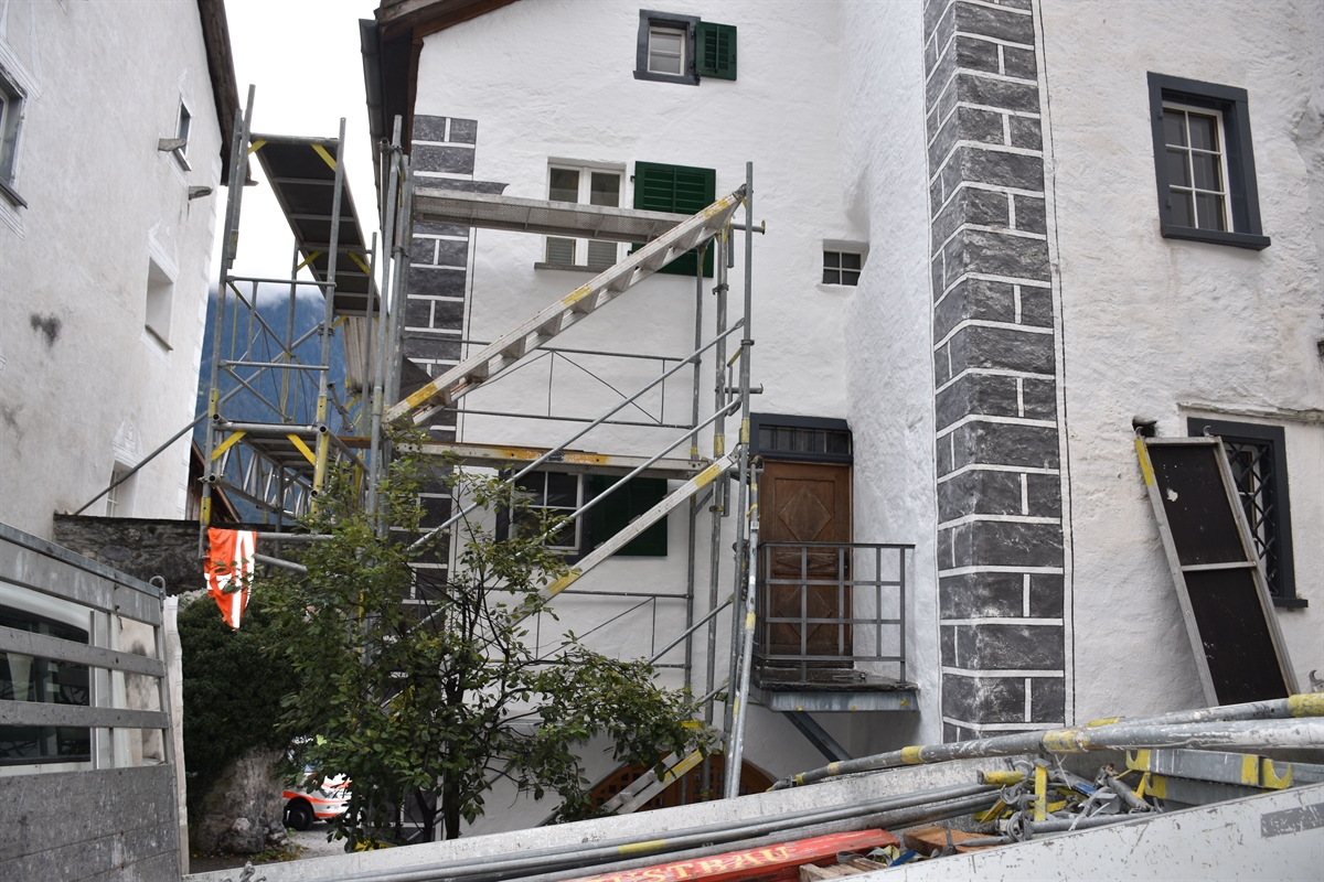 Wohnhaus mit Gerüstelementen und umgekipptem Gerüstteil