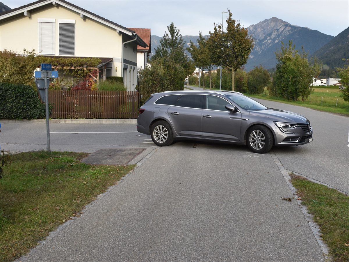 In Mitten der Verzweigung steht das Unfallauto, ein silberfarbiger Kombi.
