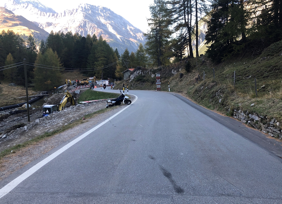 Albulastrasse Höhe Palpuogna-See mit Brems- und Kratzspuren auf der Fahrbahn. Am linken Fahrbahnrand liegt das Motorrad des gestürzten Lernfahrers.