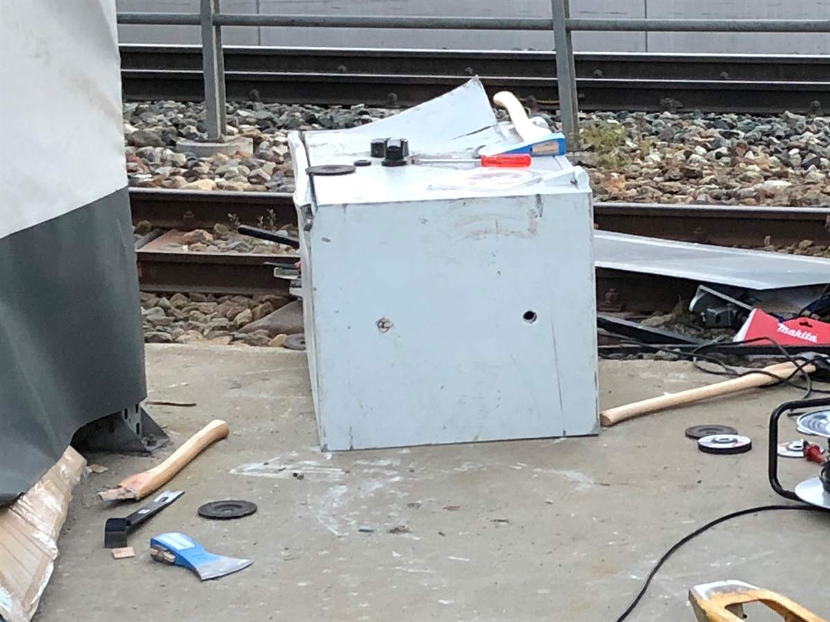 Beschädigter Tresor aus einem Geschäftshaus
