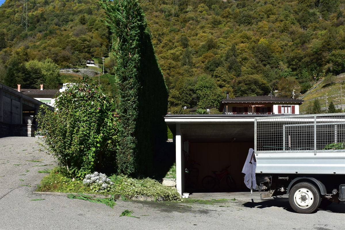 Frontaufnahme der Garage, von welcher der Mann gefallen ist.