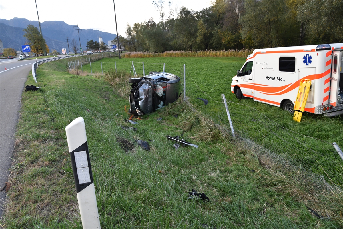 Auf der Seite liegendes Fahrzeug mit Ambulanz