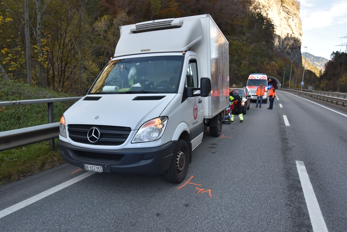 Beschädigter Lieferwagen am Strassenrand der A28