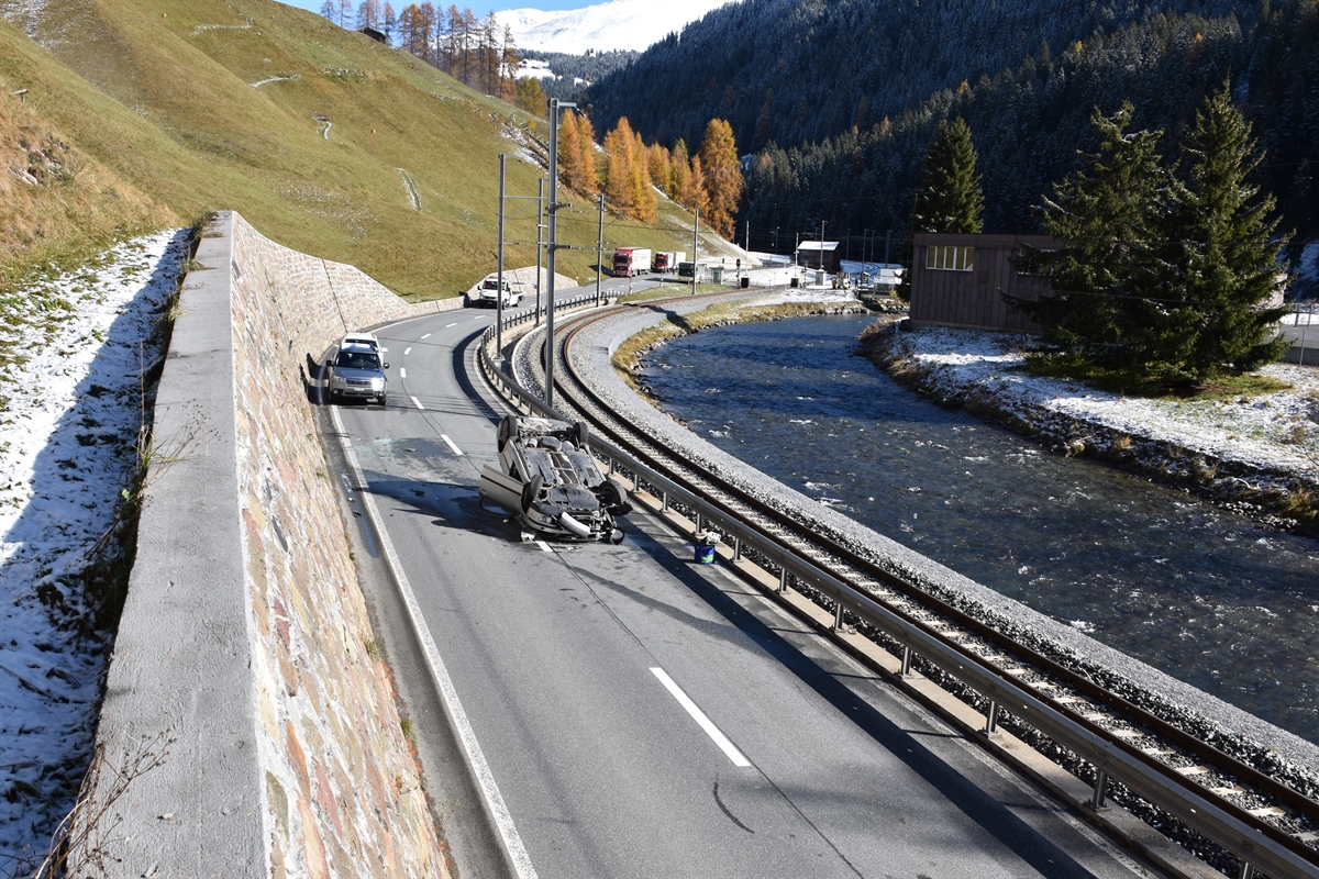 Rechts die Landwasser, links davon parallel die RhB-Trasse und die Landwasserstrasse. Auf der Strasse das auf dem Dach liegende Auto
