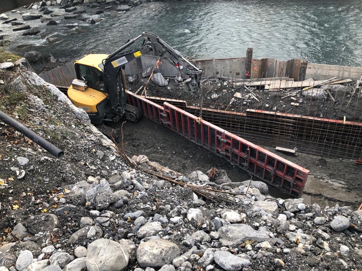 Baustelle in Landquart mit Bagger und Schalungselement