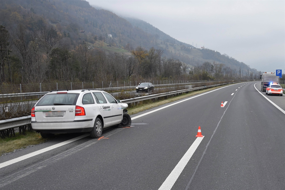 Links das Auto nahe der Mittelleitplanke, rechts davon die beiden Fahrspuren der A13, ganz rechts auf dem Pannenstreifen der Lastwagen und ein Polizeiauto.