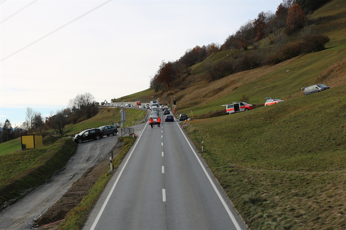Links an der Strasse zwei der total beschädigten und rechts davon das weitere total beschädigte Auto.