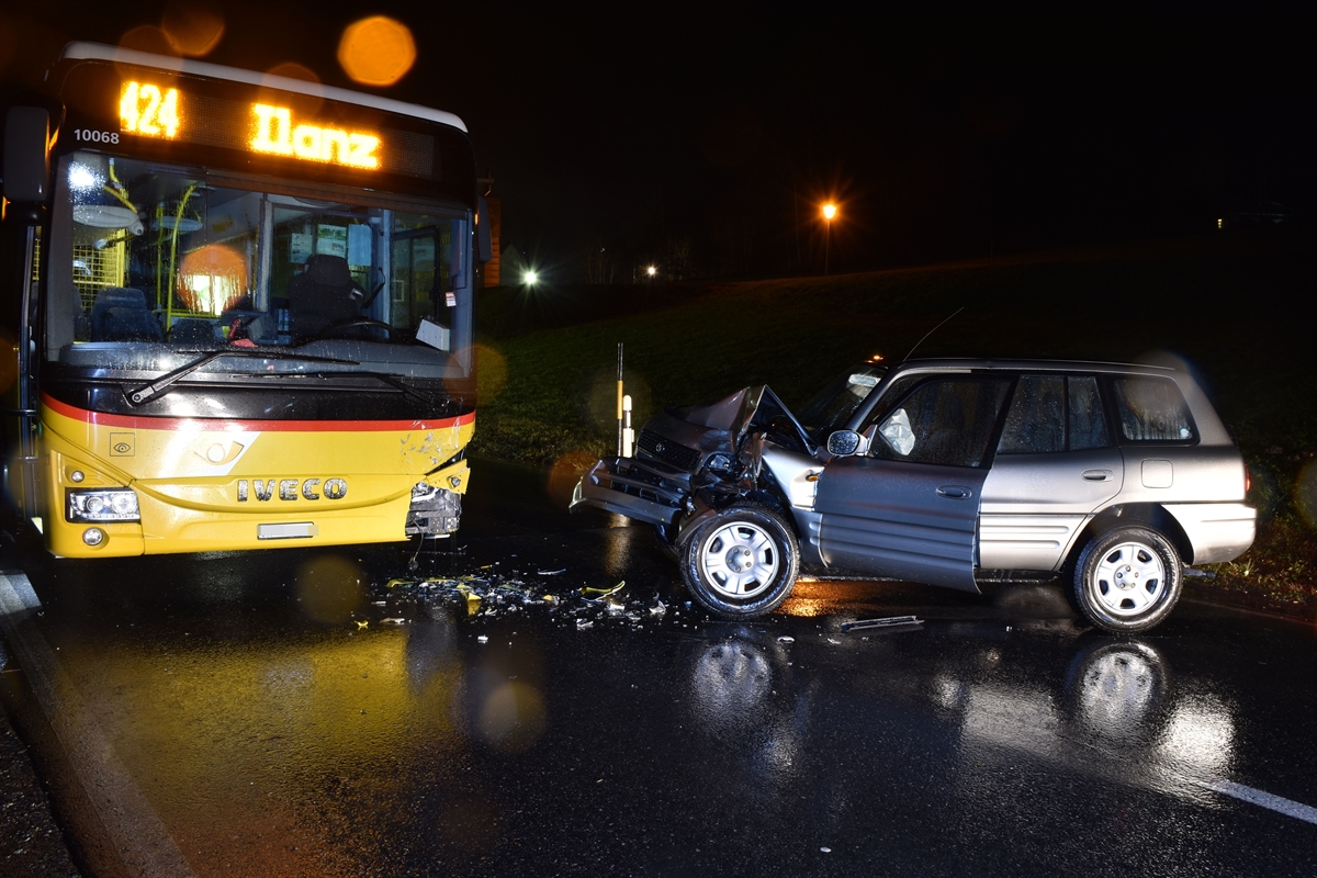 Total beschädigter Pw und erheblich beschädigtes Postauto