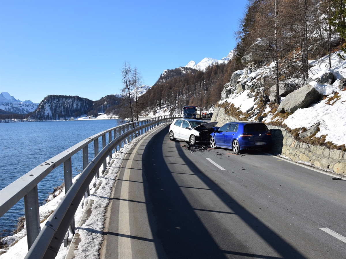 Die beiden frontal miteinander kollidierten und dabei total beschädigten Fahrzeuge auf der Engadinerstrasse.