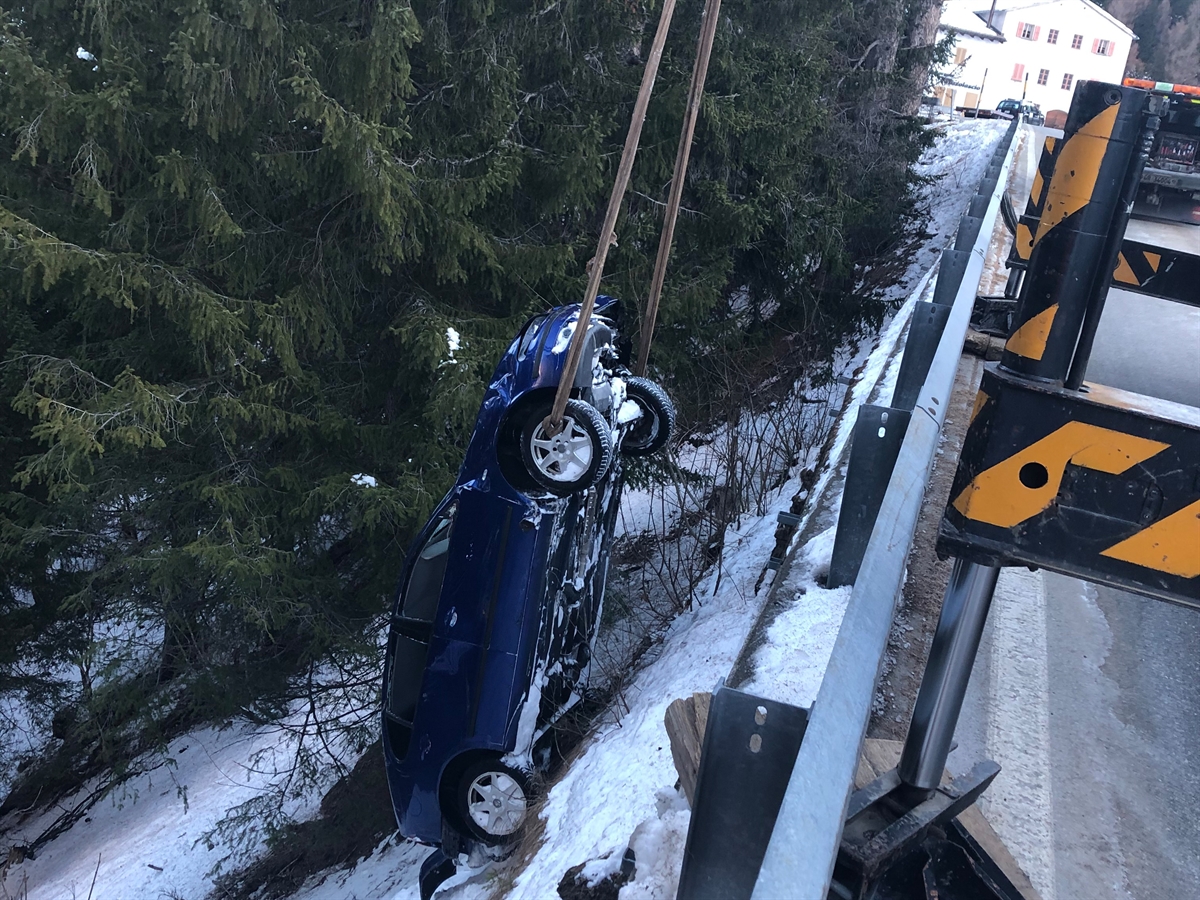 Auto hängt an den Seilen eines Kranwagens.