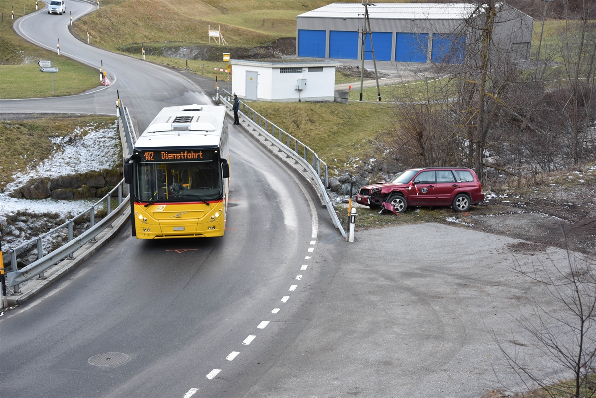Blickrichtung Cunter: Links die Strasse, auf der Juliabrücke steht ein Postauto. Rechts davon abseits der Strasse steht quer das total beschädigte Auto.