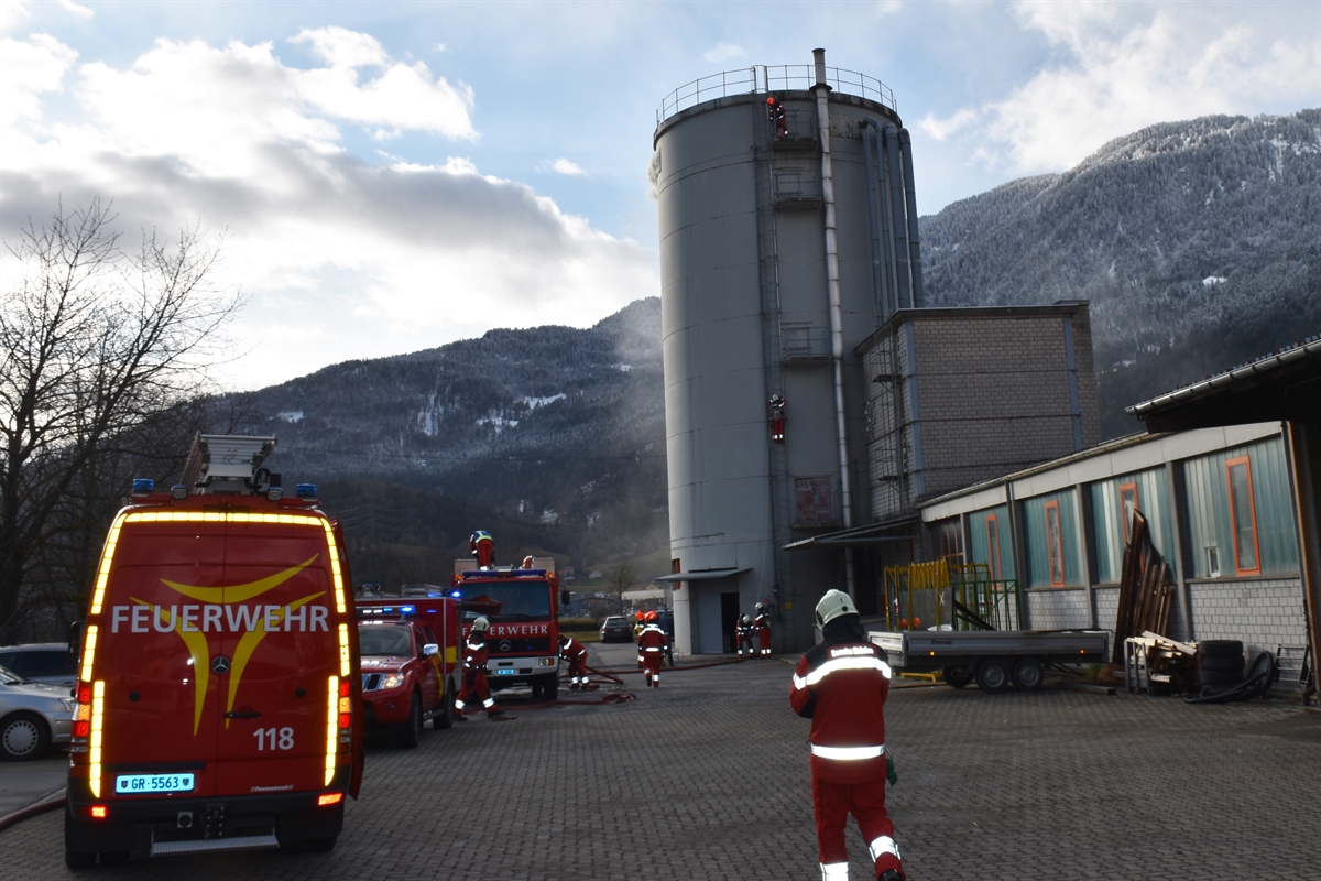 Tanklöschfahrzeuge und Feuerwehrleute beim Silo im Einsatz