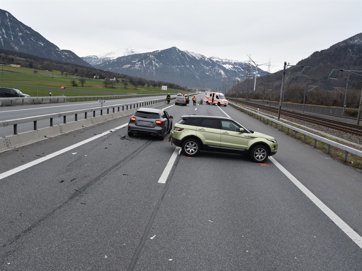 Drei involvierte Fahrzeuge mit Ambulanz und Feuerwehrleuten im Hintergrund. Fahrbahn durch Fahrzeuge total blockiert.