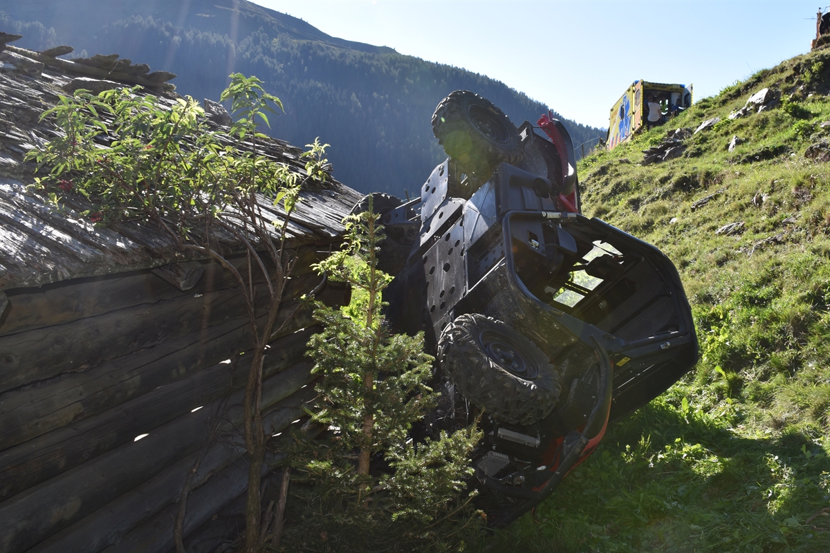 Das beschädigte Kleinmotorfahrzeug liegt am Stall