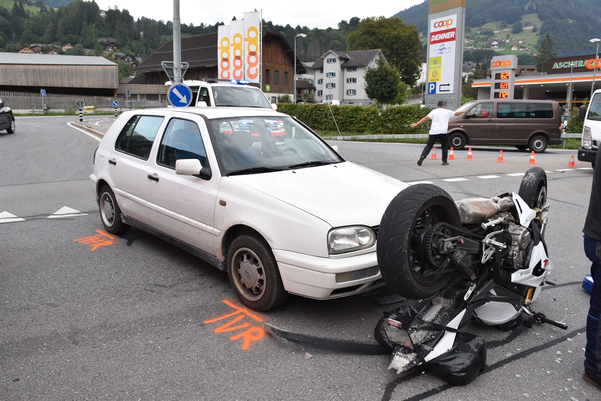 Motorrad liegt kopfüber vor Auto