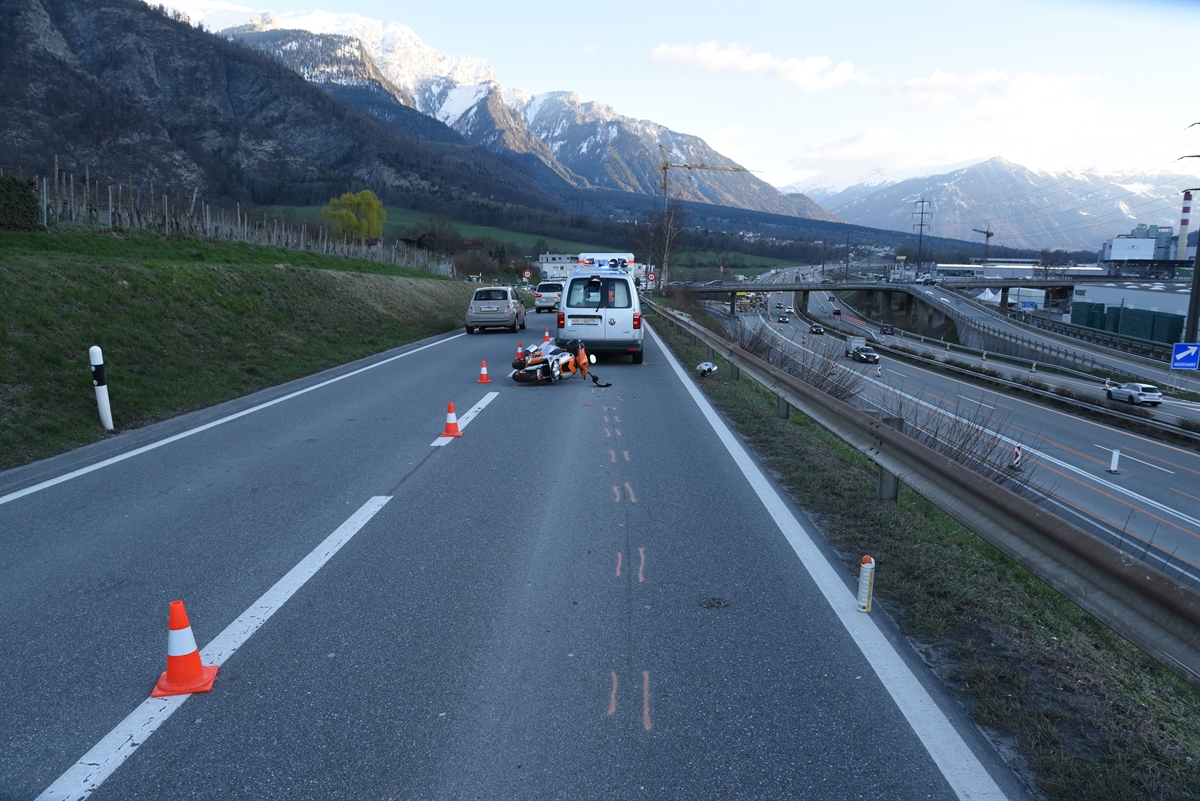 getürzter Roller hinter Fahrzeug