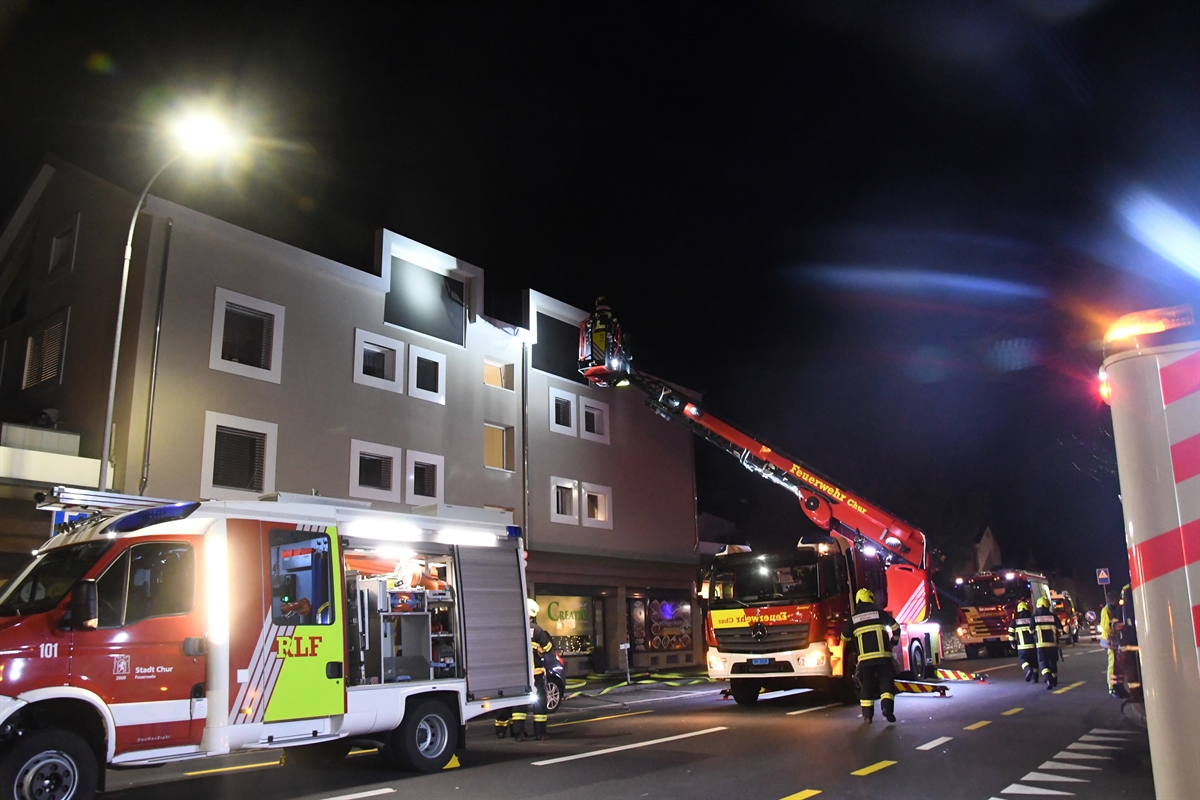 Feuerwehr mit Hubretter vor Ort