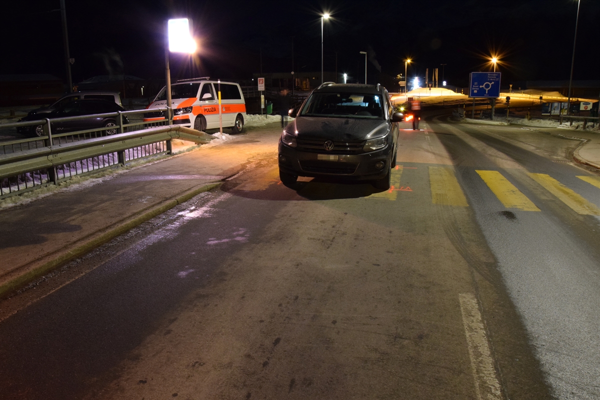 Frontal gesehen: Das Auto steht auf dem Fussgängerstreifen. 