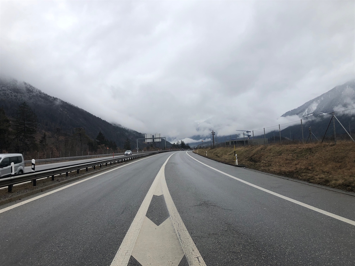Fahrspuren der Autobahn A13 beim Anschluss Vial in Richtung Norden gesehen.