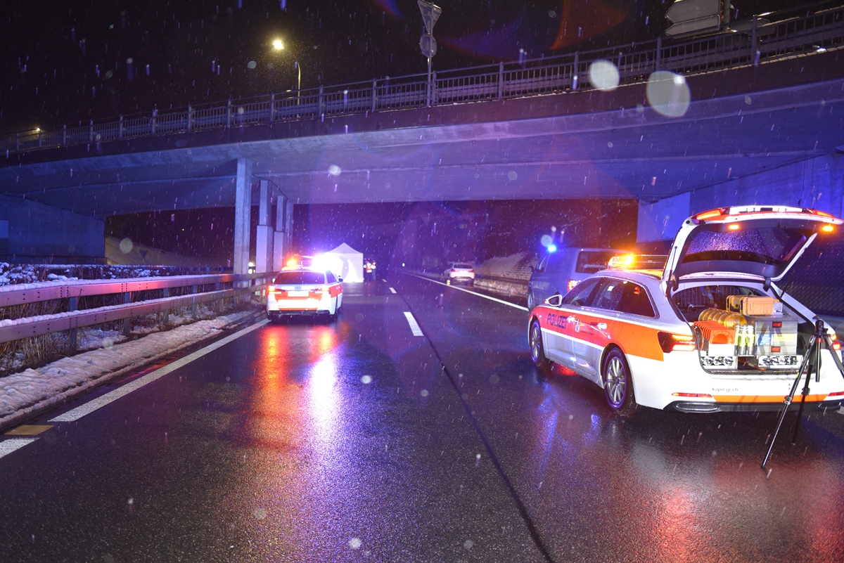 Die Nordspur der A13. Auf der rechten und linken Spur je ein Polizeiauto. Auf der linken Spur im Hintergrund ein weisses Zelt. Oberhalb davon die Brücke.