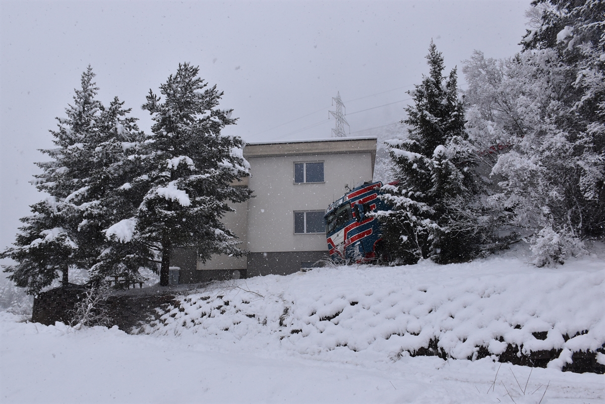 Fahrerkabine in Wohnhaus geprallt