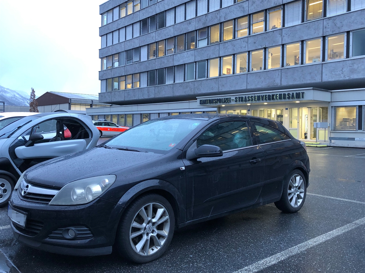 Das involvierte Auto steht vor dem Polizeikommando. Im Hintergrund ein Patrouillenfahrzeug.