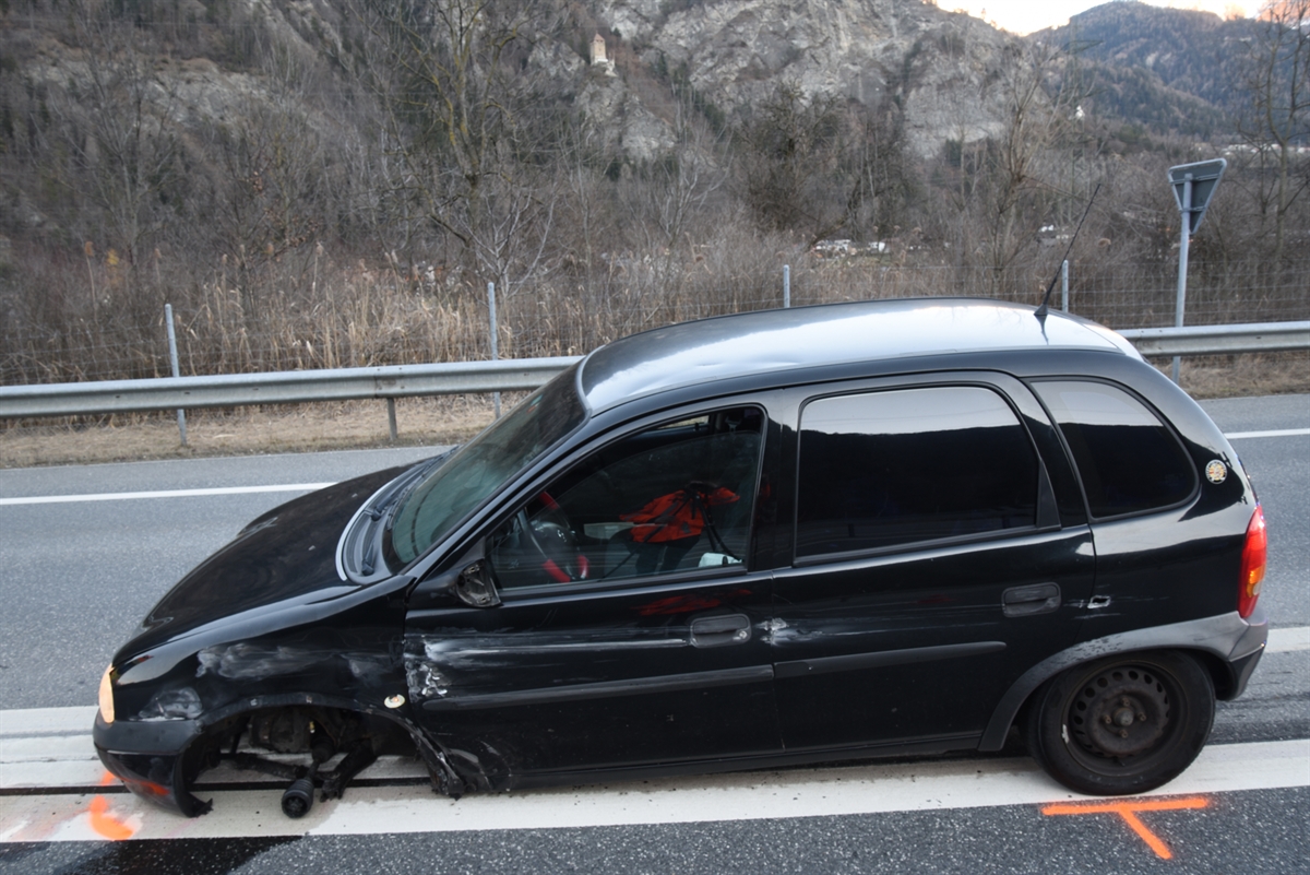 Schwarzer Personenwagen von der Seite abgebildet. Das vordere linke Rad fehlt samt Radaufhängung.