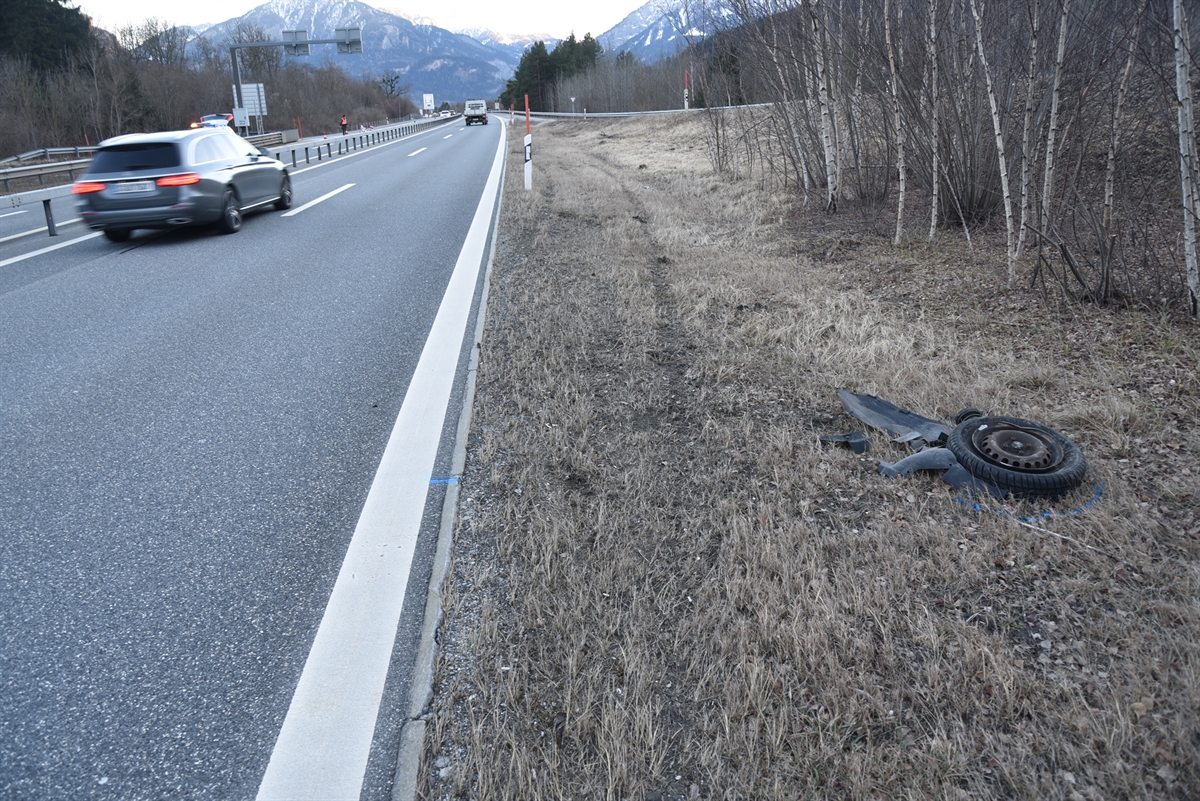 Aufhängung mit Rad im angrenzenden Wiesland. Im Hintergrund die Südspur mit der beschädigten Mittelleitplanke.