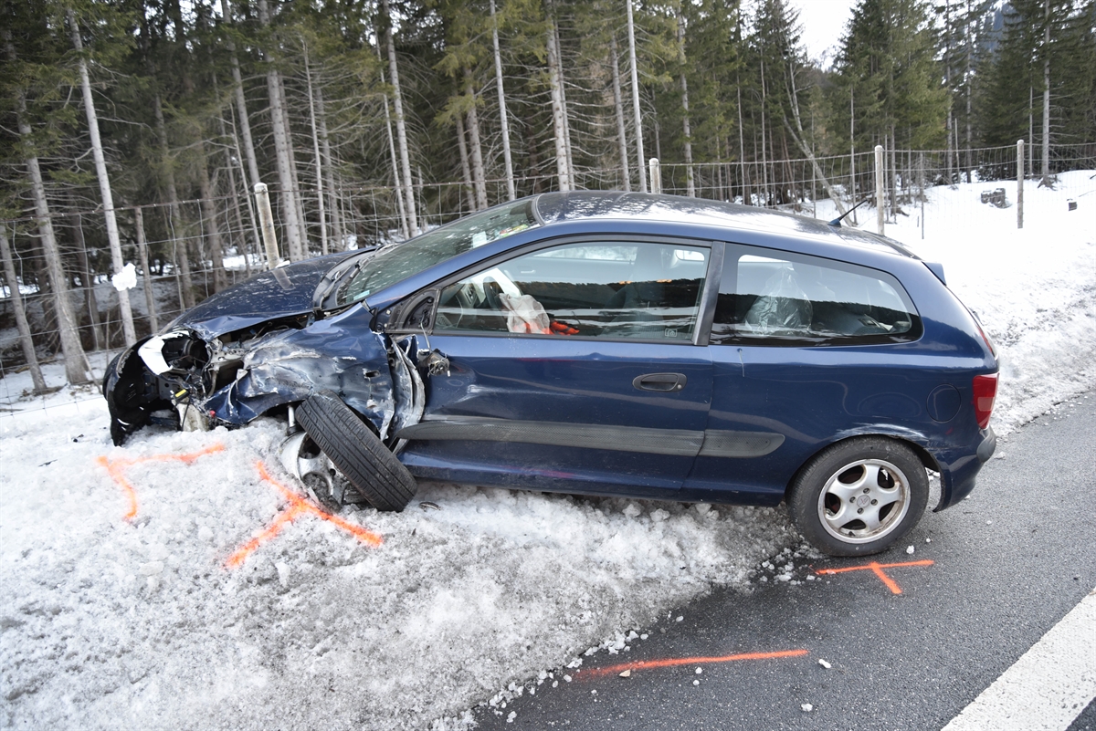 Beschädigtes Richtung Norden fahrendes Auto