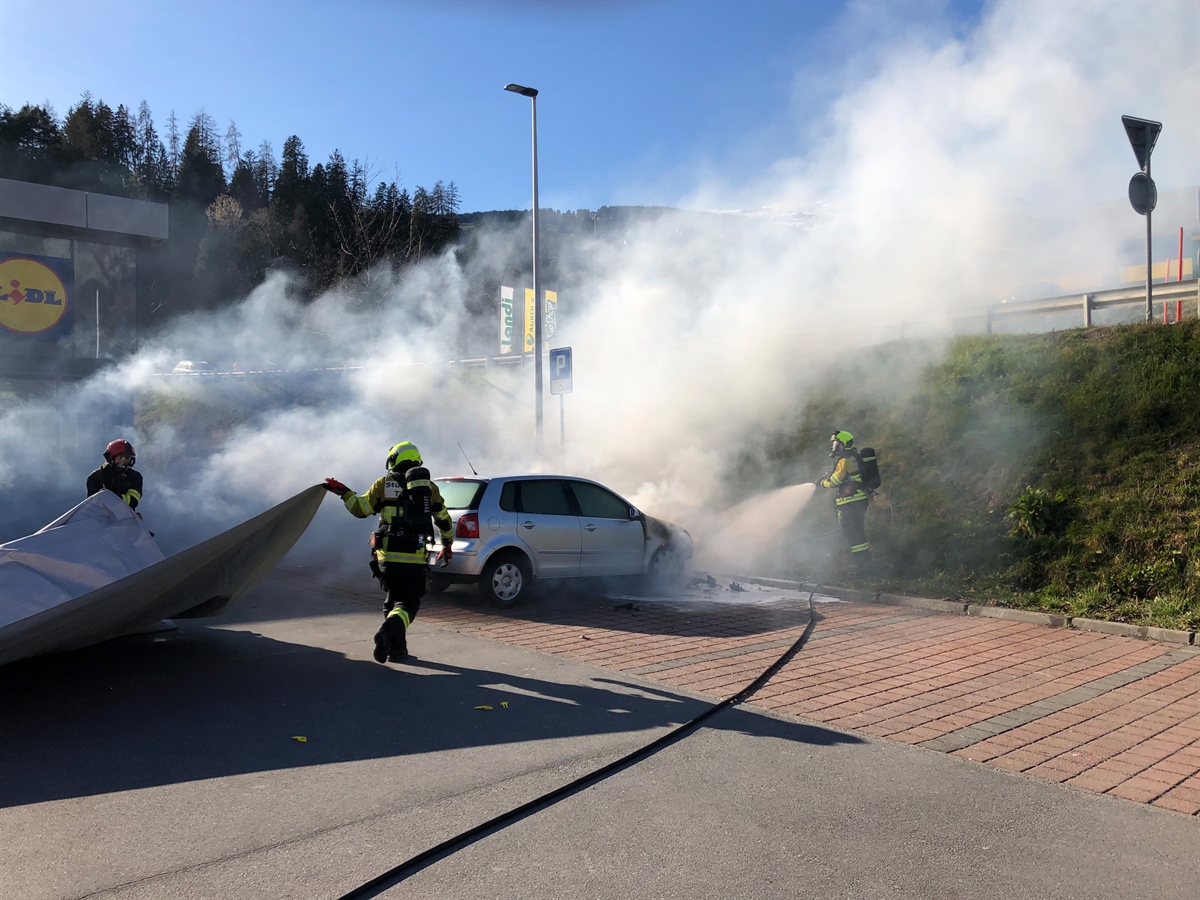 Feuerwehrleute setzen auch eine Löschdecke ein