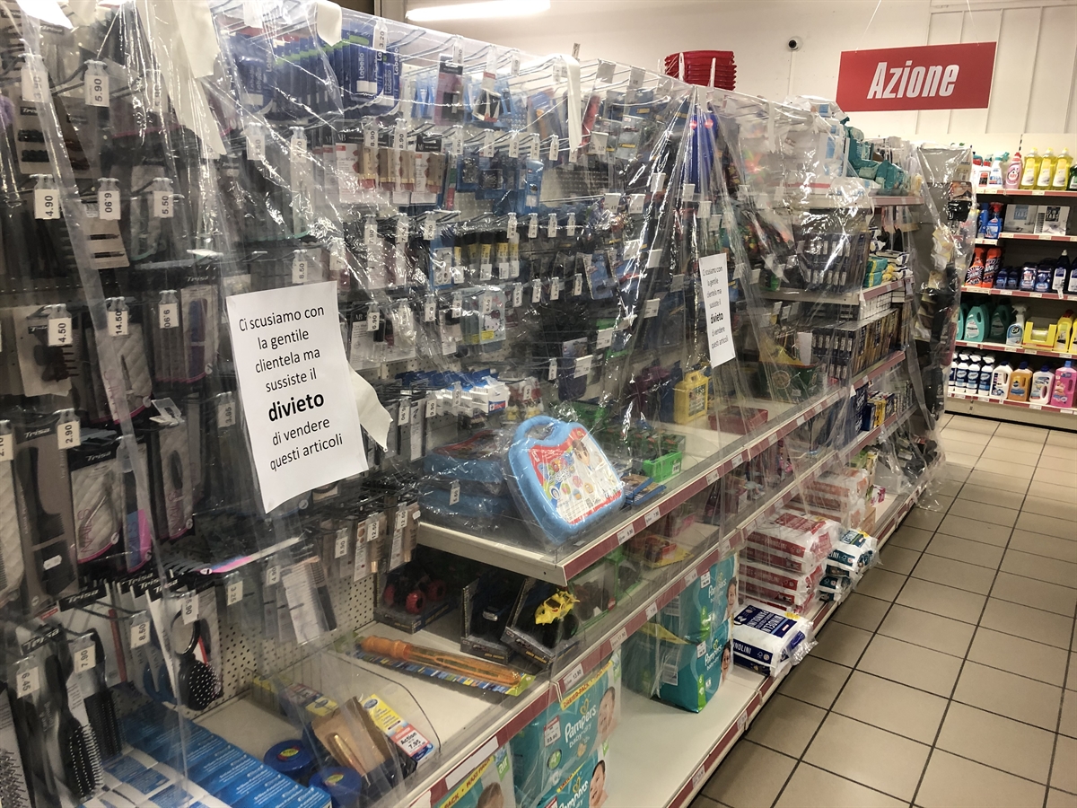 mit Plastikfolie abgedeckte Regale