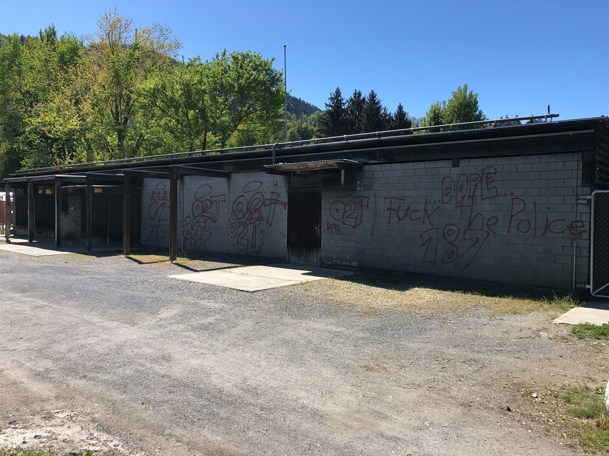 Mit roter Farbe wurden verschiedene Slogans und Grafiken an die Gebäudefassade besprayt.