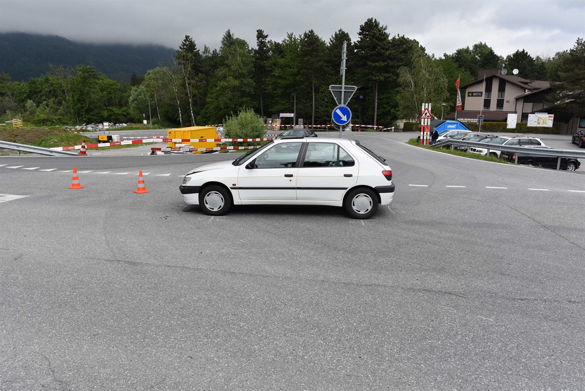 Das an der Front beschädigte Auto der 69-Jährigen steht mitten auf der Kreuzung.