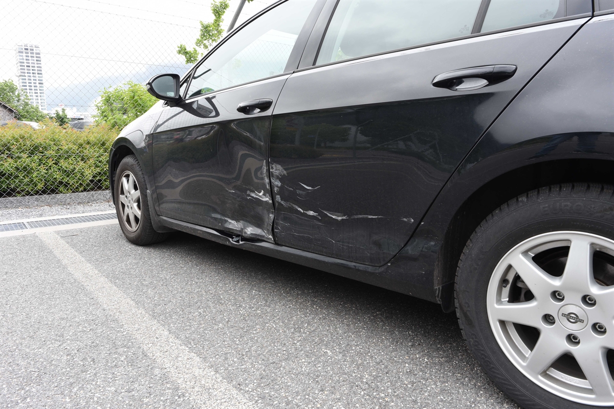 Das an der linken Seite beschädigte Auto der 67-Jährigen.
