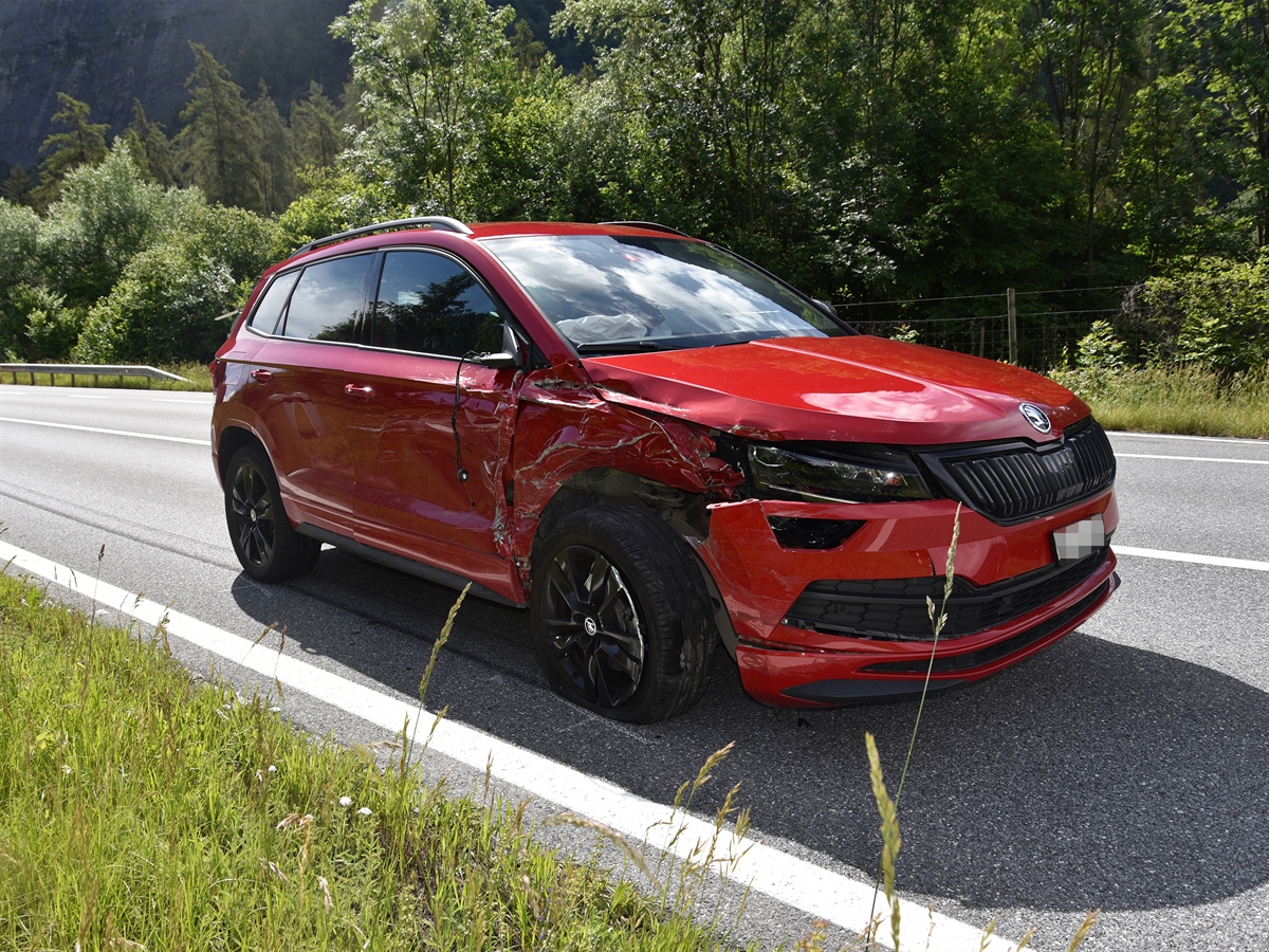 Das vorne links erheblich beschädigte rote Auto der 48-Jährigen.