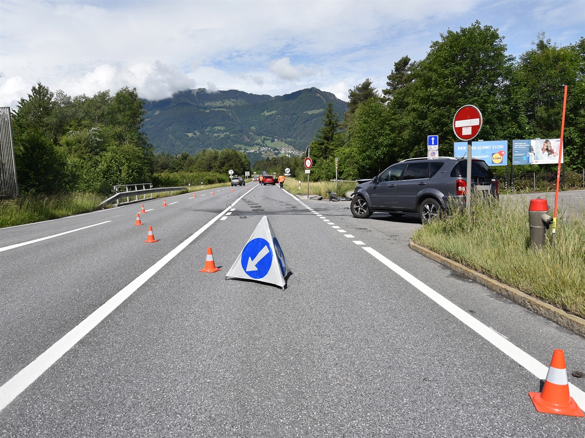 Übersichtsaufnahme der Unfallörtlichkeit H28. Rechts in der Einfahrt zur H28 steht das graue Auto des 67-Jährigen, welcher einfahren wollte.