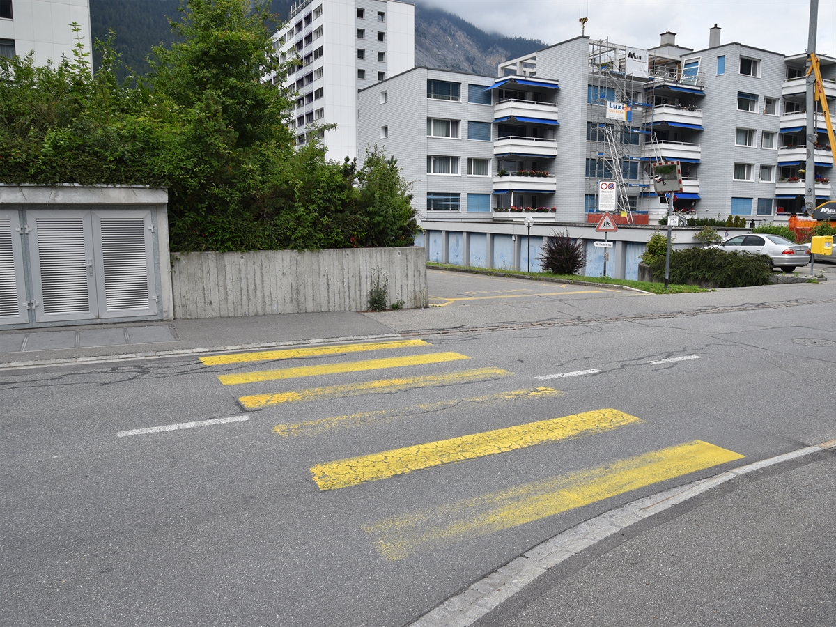 Die Via Calundis mit der Einfahrt zur Privatstrasse im Hintergrund