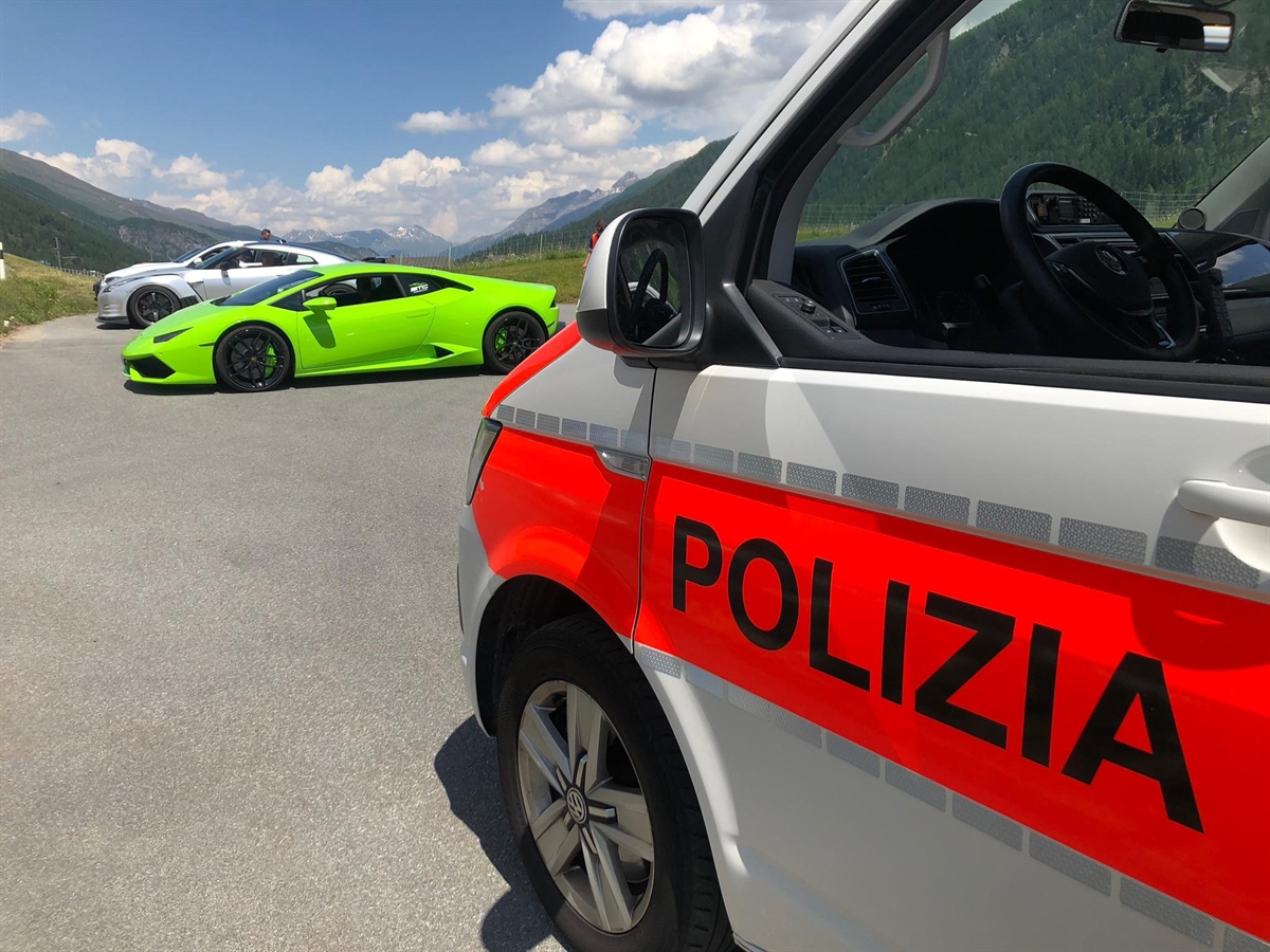Foto mit Polizeiauto und gemessene Fahrzeuge
