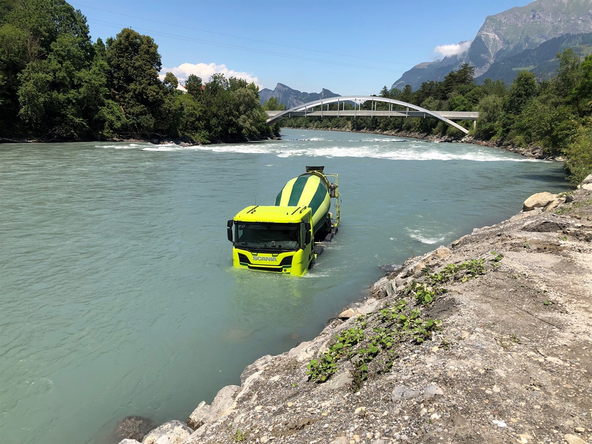 Der Rhein oberhalb der Tardisbrücke. Im Rhein steht der Lastwagen mit Betonmischer