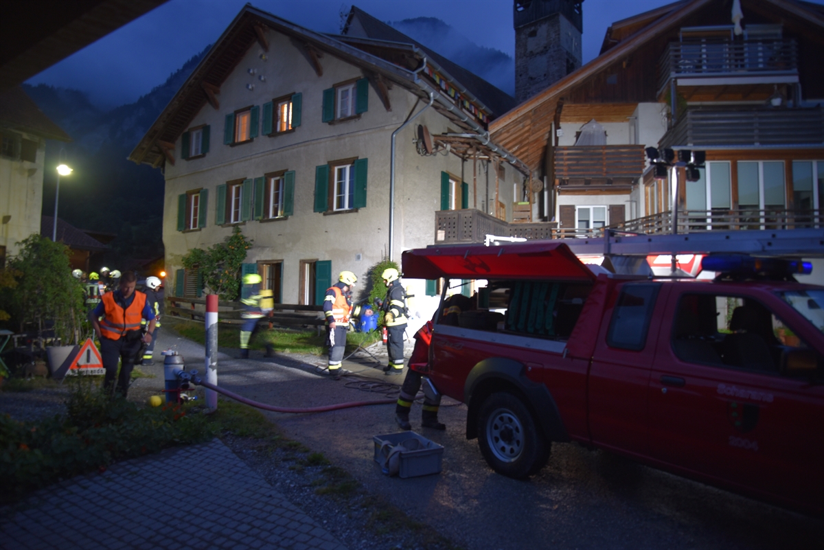 Feuerwehrleute und Polizei im Einsatz vor dem Dreifamilienhaus