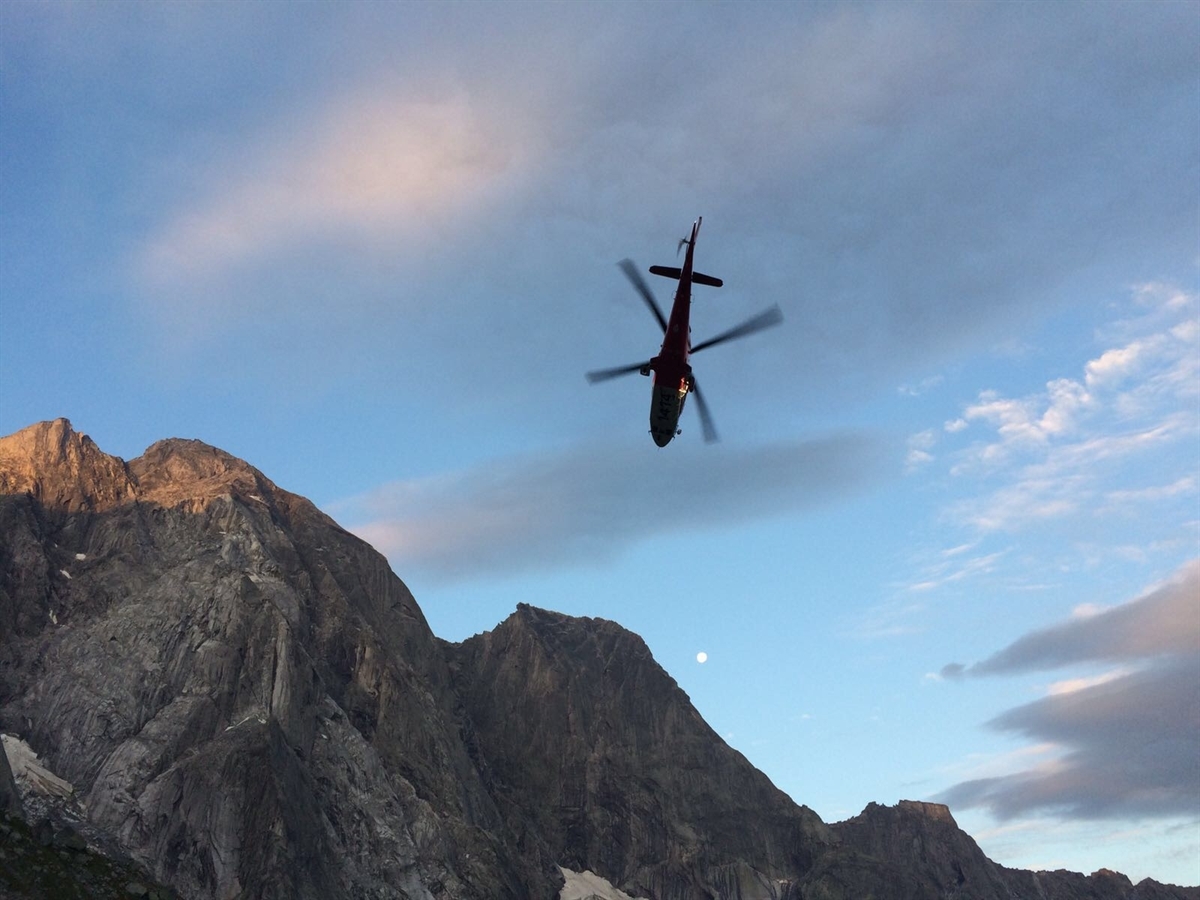 Der Piz Badile. Der Rega-Helikopter im Flug.