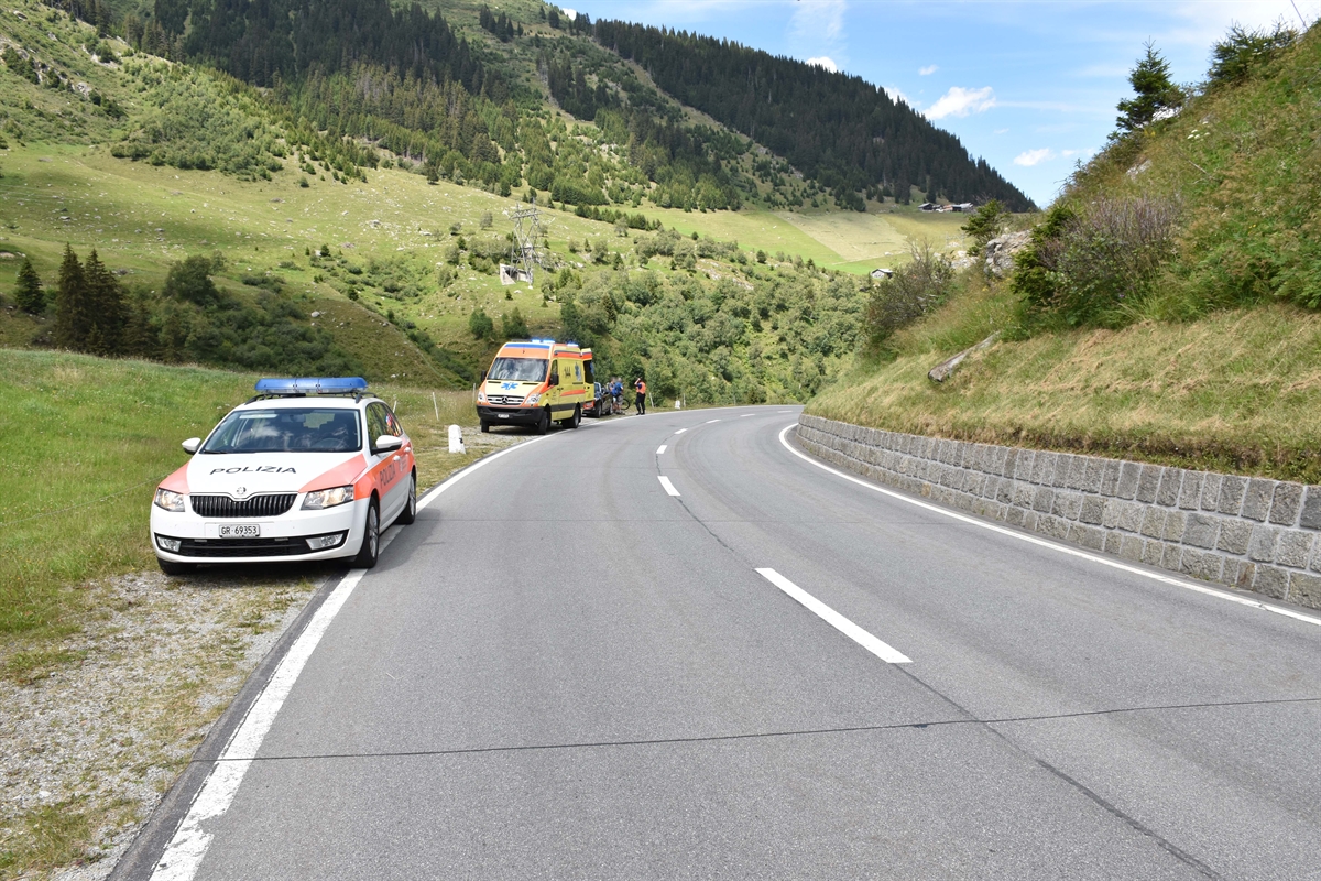 Amblanz und Patrouillenfahrzeug der Polize bei der Unfallstelle am Lukmanierpass