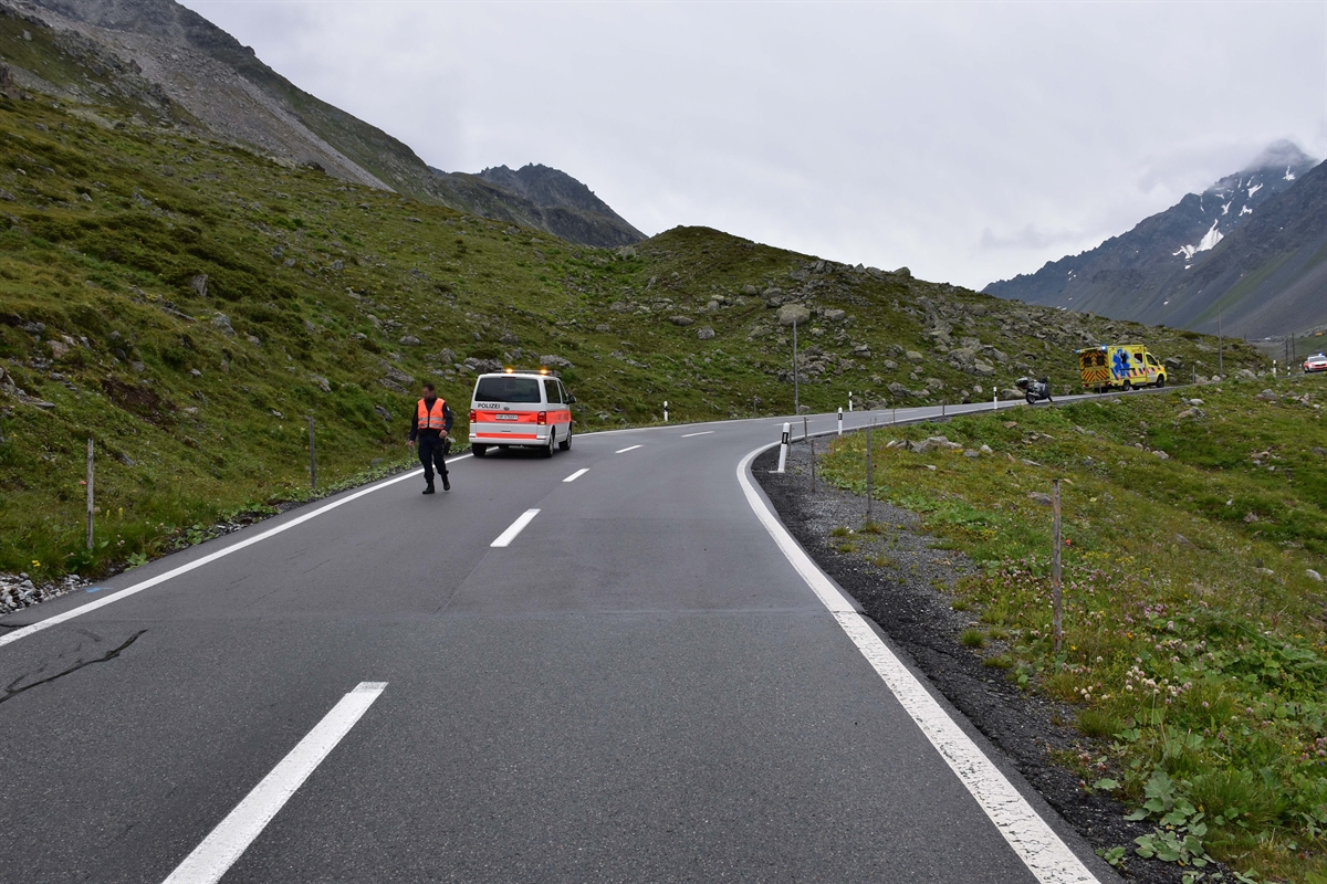 Krankenwagen und zwei Patrouillenwagen auf der Flüelastrasse