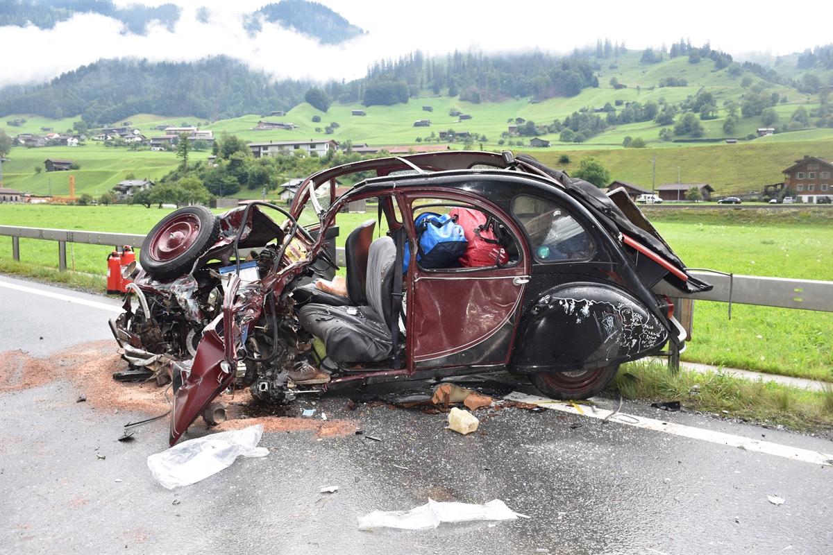 stark beschädigter Personenwagen