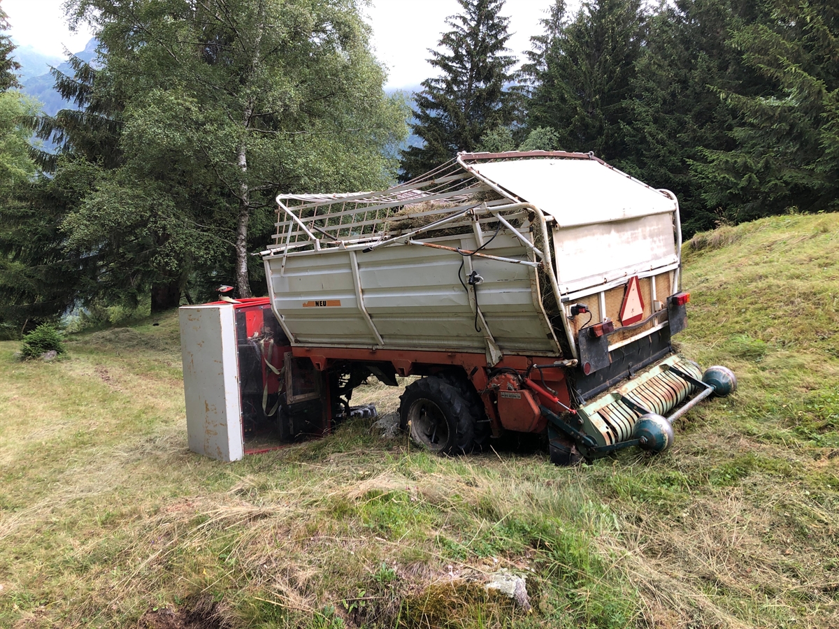 Heuladewagen mit umgekippter Führerkabine